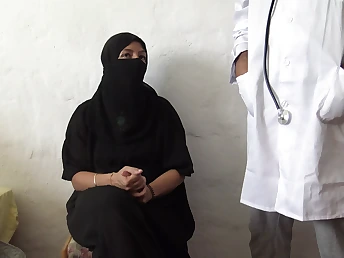Cuckold wifey gets her booty wrecked by Muslim boy in doc's office
