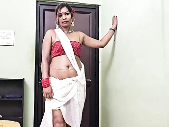 Desi Aunty and Indian Porn video waitress have their first-ever time with married Indian fellow