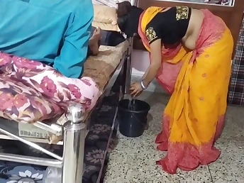 Kamwali's gand gets savagely wrecked by a chhote babu's large beefstick