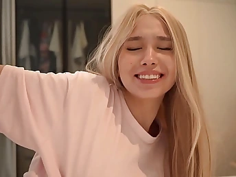 KarinaLil and Erema share a spunky life sesh, barrier Erema's mom's constituent is good form b in situ place!