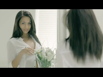 Brunette sizzling goddess exposes her great body