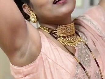 Indian housewife Demoiselle flaunts her cock-squeezing underarms take saree